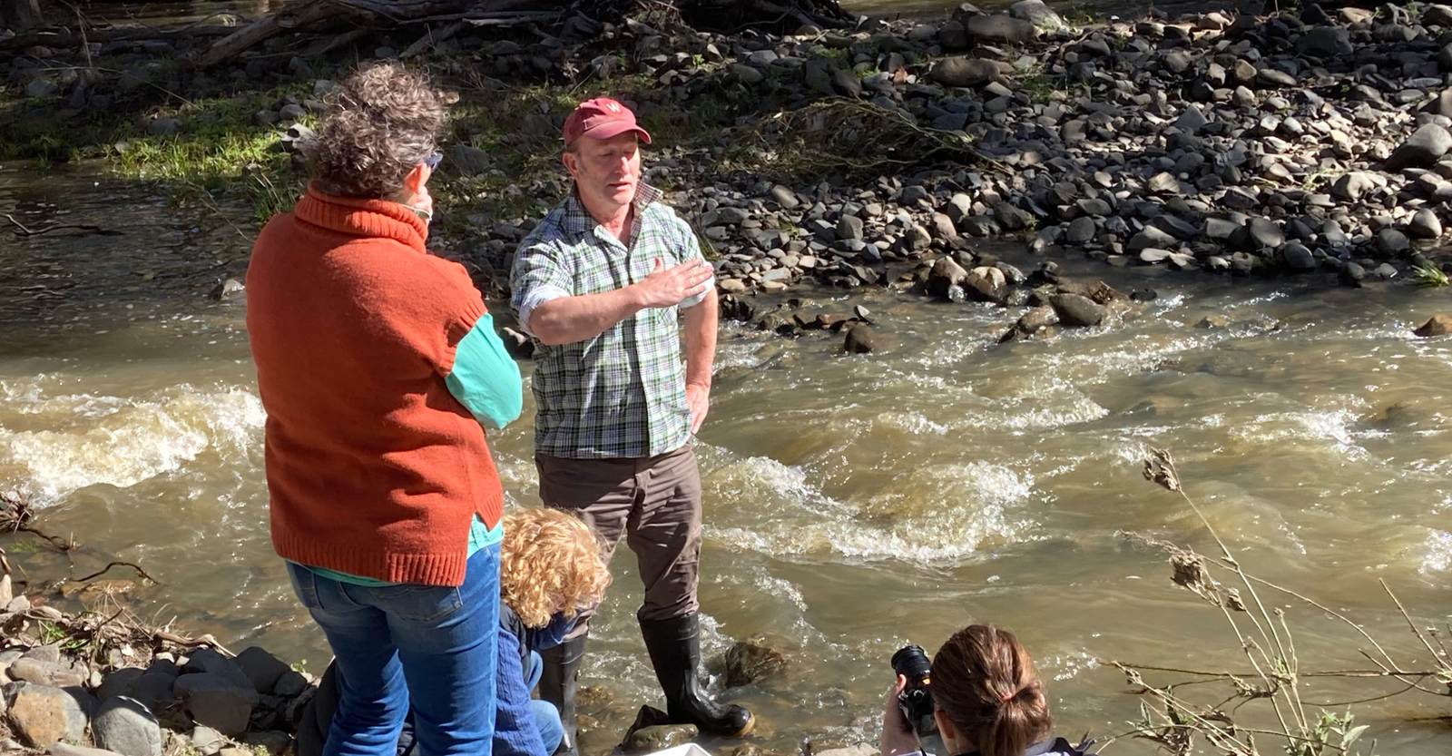 Ian Wright (centre) with community members and ABC journalist Micaela Hambrett (bottom right). Captured by Alex Wright.